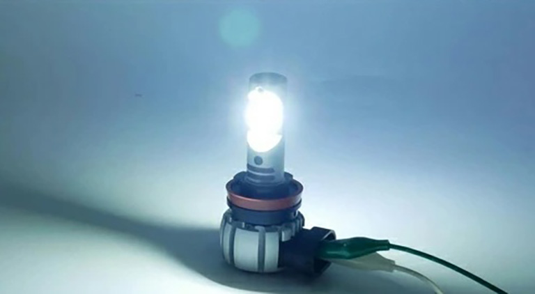 ルーメンとは。LEDライトが光っている画像。